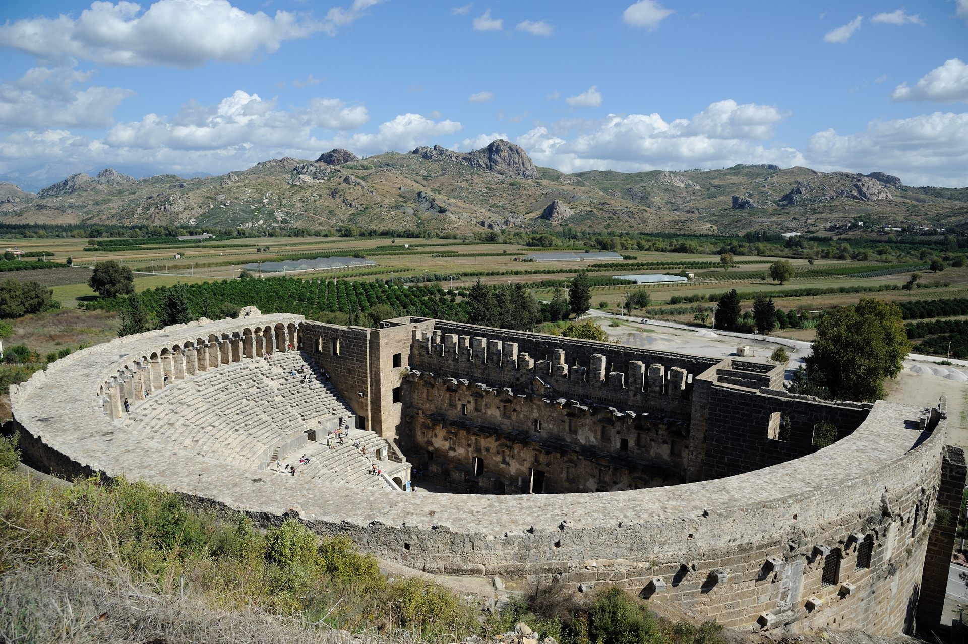 Aspendos Antik Tiyatrosu – Roma tiyatrosunun yarım daire caveası ve sahne binası, Serik, Antalya