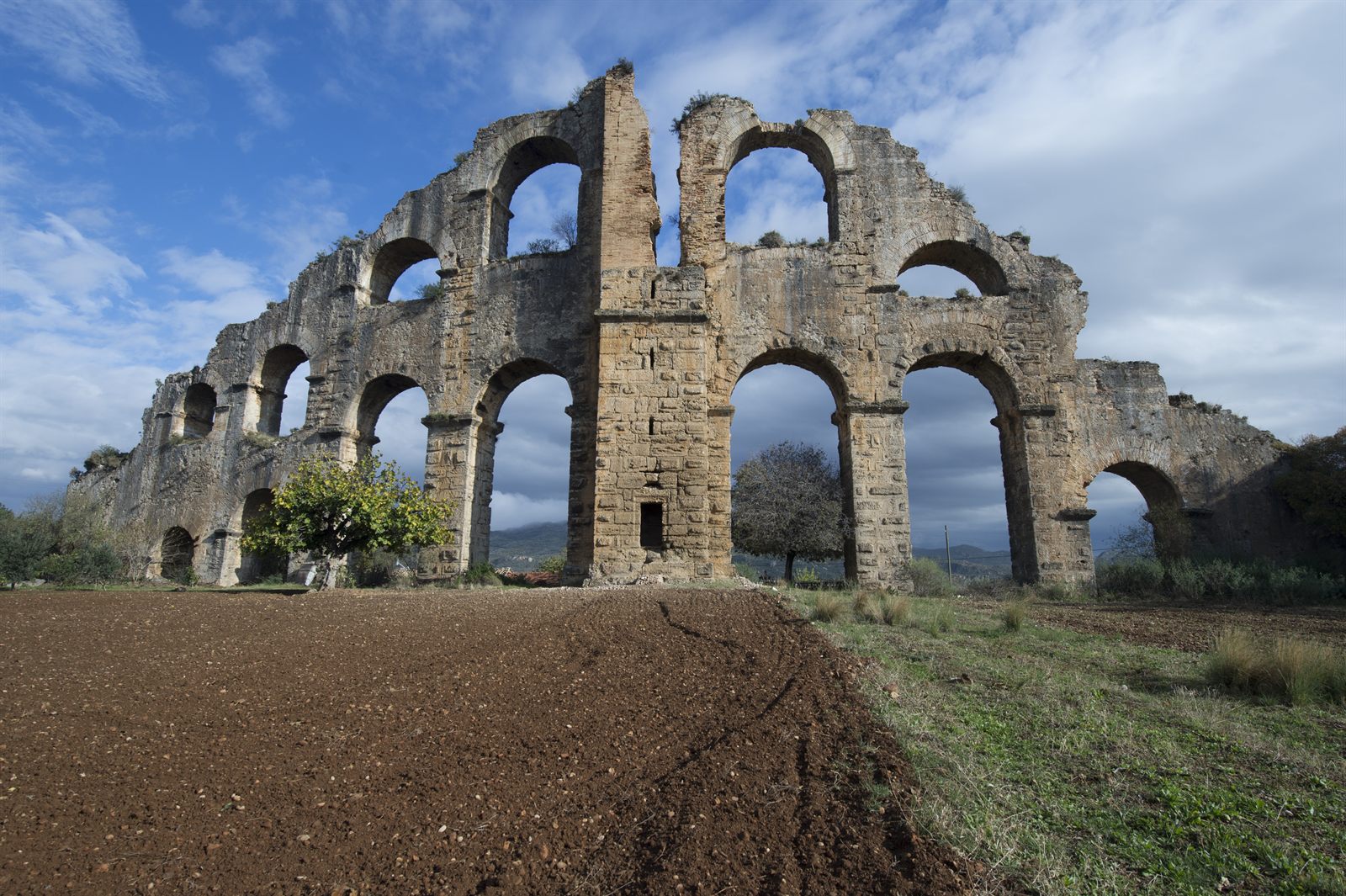 Aspendos Antik Tiyatrosu yakınındaki Aspendos su kemerleri