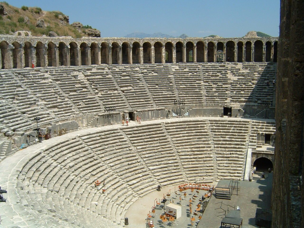 Aspendos Antik Tiyatrosu taş oturma sıraları ve sahne yapısı – iç görünüm